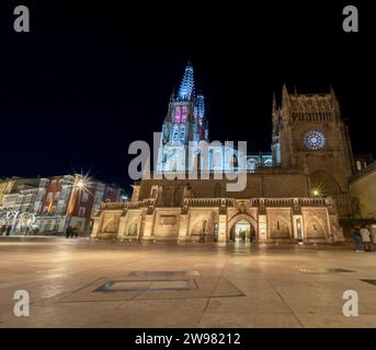 Cattedrale di Burgos illuminata di notte dalla piazza di San Fernando. Burgos, Castilla y Leon, Spagna. Foto Stock