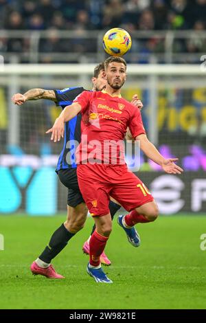 Milano, Italia. 23 dicembre 2023. Remi Oudin (10) di Lecce visto durante la partita di serie A tra Inter e Lecce a Giuseppe Meazza a Milano. (Foto: Gonzales Photo - Tommaso Fimiano). Foto Stock