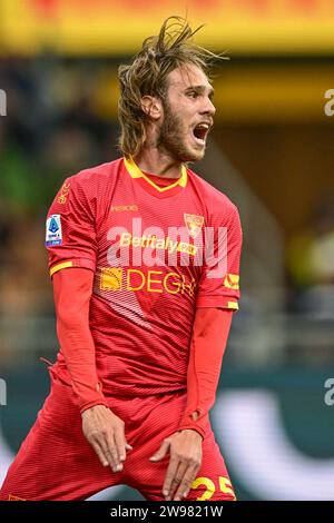 Milano, Italia. 23 dicembre 2023. Antonino Gallo (25) di Lecce ha visto durante la partita di serie A tra Inter e Lecce a Giuseppe Meazza a Milano. (Foto: Gonzales Photo - Tommaso Fimiano). Foto Stock