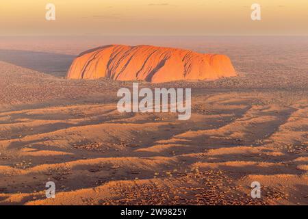 Una vista aerea di Uluru, una grande formazione di arenaria nel centro dell'Australia Foto Stock