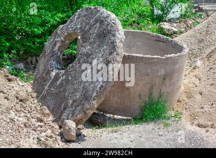 Anelli in calcestruzzo per l'installazione di pozzi sotterranei Foto Stock