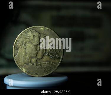 Un primo piano di una moneta del dinaro jugoslavo Foto Stock
