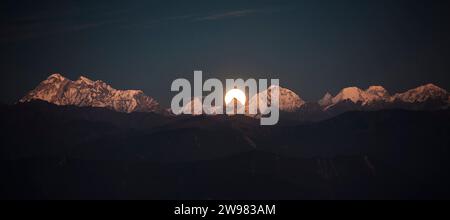 Super Moon dietro la Ganesh Himal Range Foto Stock