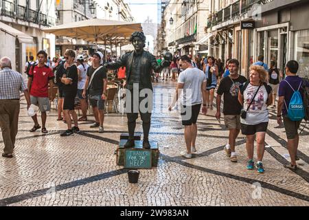 Artista mimo dipinto di nero sulla strada di Commerce Square a Lisbona Foto Stock