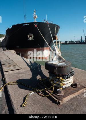 ampia visuale delle funi di ormeggio delle navi da carico nel porto di carico dei cereali Foto Stock