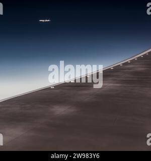 Un aereo visibile in volo dal posto vicino al finestrino di un altro. Foto Stock