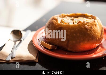 Recipiente con zuppa di vongole Foto Stock