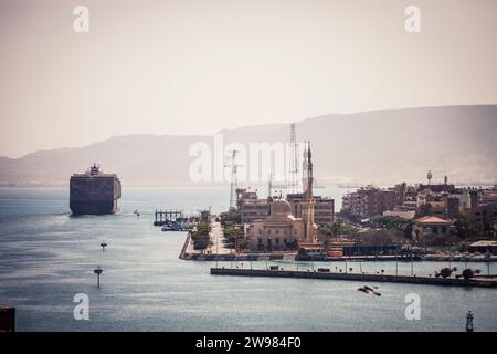 Nave portacontainer che esce dall'estremità meridionale del Canale di Suez ed entra nel Mar Rosso. Foto Stock