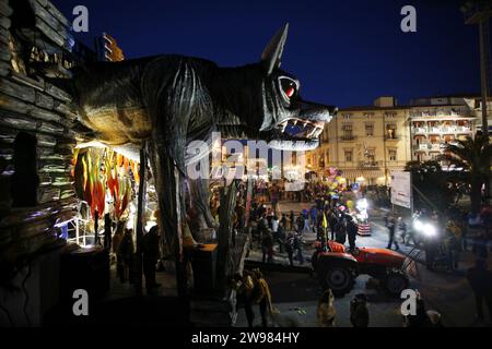 Il Carnevale è caratterizzato dal fatto di cartapesta galleggianti in rappresentanza di caricature di politici e creazioni fictional. Foto Stock