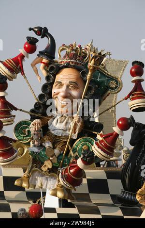 Il Carnevale è caratterizzato dal fatto di cartapesta galleggianti in rappresentanza di caricature di politici e creazioni fictional. Foto Stock