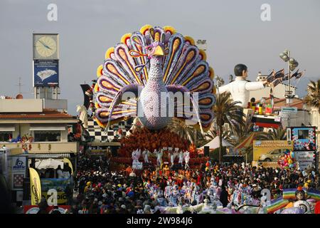 Il Carnevale è caratterizzato dal fatto di cartapesta galleggianti in rappresentanza di caricature di politici e creazioni fictional. Foto Stock