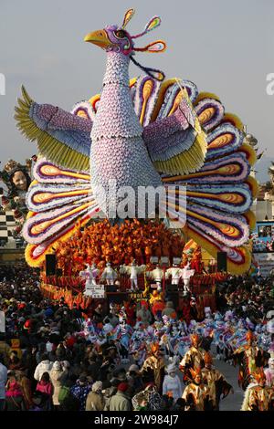 Il Carnevale è caratterizzato dal fatto di cartapesta galleggianti in rappresentanza di caricature di politici e creazioni fictional. Foto Stock