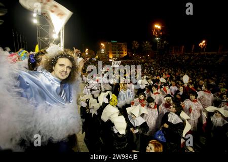 Il Carnevale è caratterizzato dal fatto di cartapesta galleggianti in rappresentanza di caricature di politici e creazioni fictional. Foto Stock