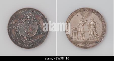 Venticinque anni di matrimonio tra David Jan Thilenus e Margaretha Elisabeth van der Haer, Johan George Holtzhey, 1779 - 1780 Medaglia d'argento. Fronte: Due stemmi legati con nastro sotto la corona per il ramo delle palme, i rami delle rosette, i rami degli ulivi, la torcia e il nastro con iscrizione all'interno. Reverside: spostato da un radioso triangolo regge Hymen con corona di alloro e torcia ardente, in piedi presso l'altare, su cui sono presenti due cuori ardenti e di cui è decorato con corona floreale e serpente rotondo contenente lettere XXV un'estremità della catena, l'altra estremità è indossata dalla lealtà, accompagnato da Amor, che Foto Stock