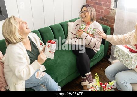 Donne che ridono e tengono regali di natale Foto Stock