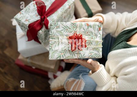 Regalo di natale avvolto con fiocco rosso Foto Stock