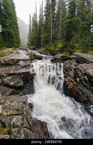 Splendida cascata nella Holy Cross Wilderness, Colorado Foto Stock