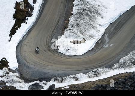 Un motociclista che gira in curva a Hatcher Pass, Alaska Foto Stock