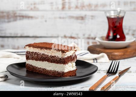 Torta tiramisù. Perfetta torta tiramisù fatta in casa su fondo di legno Foto Stock