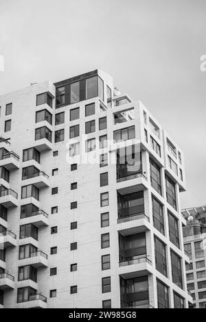 Una foto in scala di grigi di un complesso di appartamenti a più piani a Tel Aviv, Israele Foto Stock