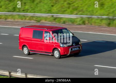 2011 Rosso Nero VW Volkswagen T30 trasportatore TDI P/V Diesel Panel van 1968 cc manuale a 5 velocità con barre del tetto e bullbar cromato. Commercial Rigging Services; viaggia a velocità sostenuta sull'autostrada M6 a Greater Manchester, Regno Unito Foto Stock