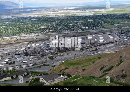 Salt Lake City, zona industriale petrolchimica accanto alla ferrovia, vista dall'Ensign Peak Foto Stock