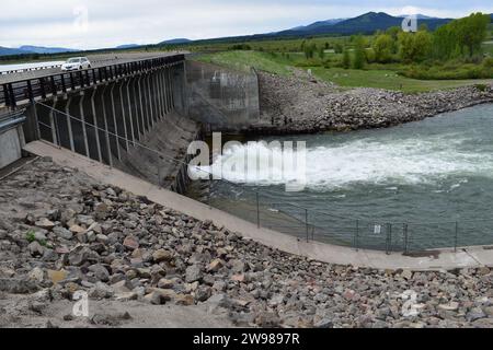 Deflusso dell'acqua dal lago Jackson attraverso la diga del lago Jackson nel parco nazionale di Grand Teton Foto Stock