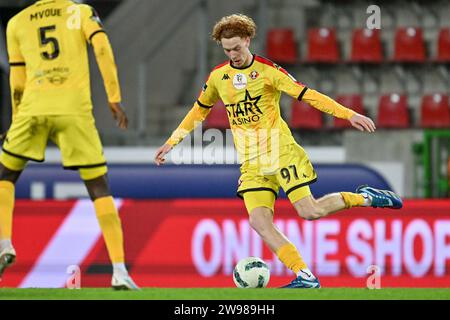 Waregem, Belgio. 15 dicembre 2023. Lilian Raillot (97) di FC Seraing nella foto di una partita di calcio tra SV Zulte Waregem e Seraing durante la 16 ° giornata della stagione Challenger Pro League 2023-2024, lunedì 15 dicembre 2023 a Waregem, Belgio . Credito: Sportpix/Alamy Live News Foto Stock