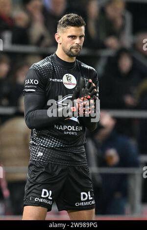 Waregem, Belgio. 15 dicembre 2023. Il portiere Louis Bostyn (1) di Zulte-Waregem raffigurato durante una partita di calcio tra SV Zulte Waregem e Seraing durante la 16 a giornata della stagione Challenger Pro League 2023-2024, lunedì 15 dicembre 2023 a Waregem, Belgio . Credito: Sportpix/Alamy Live News Foto Stock