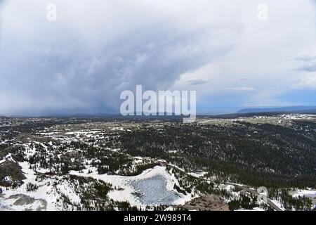 Vista del lago Marie e del maestoso paesaggio di montagna innevato della Medicine Bow-Routt National Forest visto dal Medicine Bow Peak Foto Stock