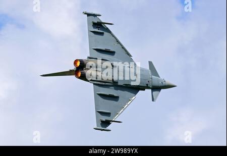 Ein Eurofighter der Luftwaffe führt in der Schweiz eine Leistungsdemo vor. DAS Kampfflugzeug gehört zum Taktischen Luftwaffengeschwader 74 TaktLwG 74 und ist in Neuburg an der Donau stationiert. Die Flugshow ZigAirMeet mit internationaler Beteiligung aus dem militärischen und zivilen Luftfahrtbereich fand AM 18. e 19. Agosto 2023 a Mollis, Kanton Glarus, Schweiz, statt. Mollis Glarus Schweiz *** un Eurofighter dell'Air Force esegue una dimostrazione di performance in Svizzera il velivolo da caccia appartiene al Tactical Air Force Wing 74 TaktLwG 74 ed è di stanza a Neuburg an der Don Foto Stock