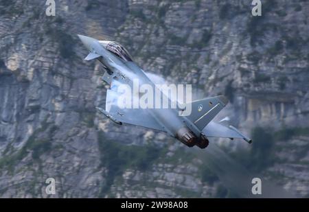 Ein Eurofighter der Luftwaffe führt in der Schweiz eine Leistungsdemo vor. DAS Kampfflugzeug gehört zum Taktischen Luftwaffengeschwader 74 TaktLwG 74 und ist in Neuburg an der Donau stationiert. Die Flugshow ZigAirMeet mit internationaler Beteiligung aus dem militärischen und zivilen Luftfahrtbereich fand AM 18. e 19. Agosto 2023 a Mollis, Kanton Glarus, Schweiz, statt. Mollis Glarus Schweiz *** un Eurofighter dell'Air Force esegue una dimostrazione di performance in Svizzera il velivolo da caccia appartiene al Tactical Air Force Wing 74 TaktLwG 74 ed è di stanza a Neuburg an der Don Foto Stock