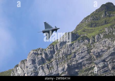 Ein Eurofighter der Luftwaffe führt in der Schweiz eine Leistungsdemo vor. DAS Kampfflugzeug gehört zum Taktischen Luftwaffengeschwader 74 TaktLwG 74 und ist in Neuburg an der Donau stationiert. Die Flugshow ZigAirMeet mit internationaler Beteiligung aus dem militärischen und zivilen Luftfahrtbereich fand AM 18. e 19. Agosto 2023 a Mollis, Kanton Glarus, Schweiz, statt. Mollis Glarus Schweiz *** un Eurofighter dell'Air Force esegue una dimostrazione di performance in Svizzera il velivolo da caccia appartiene al Tactical Air Force Wing 74 TaktLwG 74 ed è di stanza a Neuburg an der Don Foto Stock