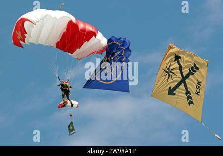 Ein Freifaller des Fallschirm-display-Teams Svizzero Parawings der Schweizer Armee kurz vor der Landung. Er schleppt die Flaggen der Schweizer Luftwaffe sowie des Schweizer Kommando Spezialkräfte KSK mit. Die Flugshow ZigAirMeet mit internationaler Beteiligung aus dem militärischen und zivilen Luftfahrtbereich fand AM 18. e 19. Agosto 2023 a Mollis, Kanton Glarus, Schweiz, statt. Mollis Glarus Schweiz *** Un paracadute in caduta libera della squadra di paracadute Swiss Armys Swiss Parawings poco prima dell'atterraggio porta le bandiere dell'Aeronautica militare svizzera e del comando delle forze speciali svizzere KSK Th Foto Stock