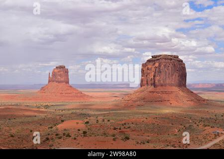 Vista della formazione di arenaria rossa East Mitten Butte e Merrick Butte nella Monument Valley, Arizona Foto Stock