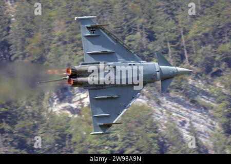 Ein Eurofighter der Luftwaffe führt in der Schweiz eine Leistungsdemo vor. DAS Kampfflugzeug gehört zum Taktischen Luftwaffengeschwader 74 TaktLwG 74 und ist in Neuburg an der Donau stationiert. Die Flugshow ZigAirMeet mit internationaler Beteiligung aus dem militärischen und zivilen Luftfahrtbereich fand AM 18. e 19. Agosto 2023 a Mollis, Kanton Glarus, Schweiz, statt. Mollis Glarus Schweiz *** un Eurofighter dell'Air Force esegue una dimostrazione di performance in Svizzera il velivolo da caccia appartiene al Tactical Air Force Wing 74 TaktLwG 74 ed è di stanza a Neuburg an der Don Foto Stock