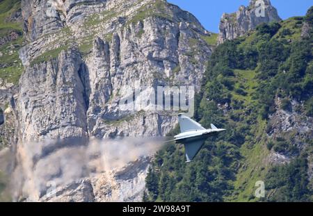 Ein Eurofighter der Luftwaffe führt in der Schweiz eine Leistungsdemo vor. DAS Kampfflugzeug gehört zum Taktischen Luftwaffengeschwader 74 TaktLwG 74 und ist in Neuburg an der Donau stationiert. Die Flugshow ZigAirMeet mit internationaler Beteiligung aus dem militärischen und zivilen Luftfahrtbereich fand AM 18. e 19. Agosto 2023 a Mollis, Kanton Glarus, Schweiz, statt. Mollis Glarus Schweiz *** un Eurofighter dell'Air Force esegue una dimostrazione di performance in Svizzera il velivolo da caccia appartiene al Tactical Air Force Wing 74 TaktLwG 74 ed è di stanza a Neuburg an der Don Foto Stock