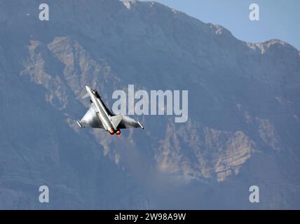 Ein Eurofighter der Luftwaffe führt in der Schweiz eine Leistungsdemo vor. DAS Kampfflugzeug gehört zum Taktischen Luftwaffengeschwader 74 TaktLwG 74 und ist in Neuburg an der Donau stationiert. Die Flugshow ZigAirMeet mit internationaler Beteiligung aus dem militärischen und zivilen Luftfahrtbereich fand AM 18. e 19. Agosto 2023 a Mollis, Kanton Glarus, Schweiz, statt. Mollis Glarus Schweiz *** un Eurofighter dell'Air Force esegue una dimostrazione di performance in Svizzera il velivolo da caccia appartiene al Tactical Air Force Wing 74 TaktLwG 74 ed è di stanza a Neuburg an der Don Foto Stock