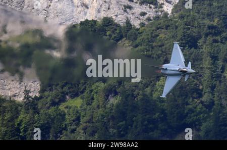 Ein Eurofighter der Luftwaffe führt in der Schweiz eine Leistungsdemo vor. DAS Kampfflugzeug gehört zum Taktischen Luftwaffengeschwader 74 TaktLwG 74 und ist in Neuburg an der Donau stationiert. Die Flugshow ZigAirMeet mit internationaler Beteiligung aus dem militärischen und zivilen Luftfahrtbereich fand AM 18. e 19. Agosto 2023 a Mollis, Kanton Glarus, Schweiz, statt. Mollis Glarus Schweiz *** un Eurofighter dell'Air Force esegue una dimostrazione di performance in Svizzera il velivolo da caccia appartiene al Tactical Air Force Wing 74 TaktLwG 74 ed è di stanza a Neuburg an der Don Foto Stock