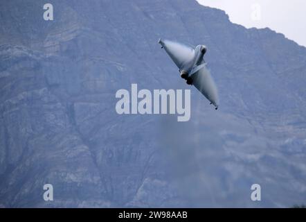 Ein Eurofighter der Luftwaffe führt in der Schweiz eine Leistungsdemo vor. DAS Kampfflugzeug gehört zum Taktischen Luftwaffengeschwader 74 TaktLwG 74 und ist in Neuburg an der Donau stationiert. Die Flugshow ZigAirMeet mit internationaler Beteiligung aus dem militärischen und zivilen Luftfahrtbereich fand AM 18. e 19. Agosto 2023 a Mollis, Kanton Glarus, Schweiz, statt. Mollis Glarus Schweiz *** un Eurofighter dell'Air Force esegue una dimostrazione di performance in Svizzera il velivolo da caccia appartiene al Tactical Air Force Wing 74 TaktLwG 74 ed è di stanza a Neuburg an der Don Foto Stock