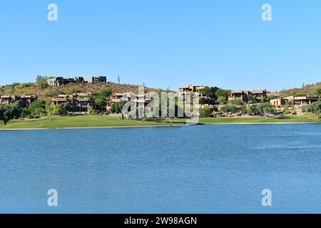 Belle e moderne case residenziali sul lungomare di Fountain Park Foto Stock