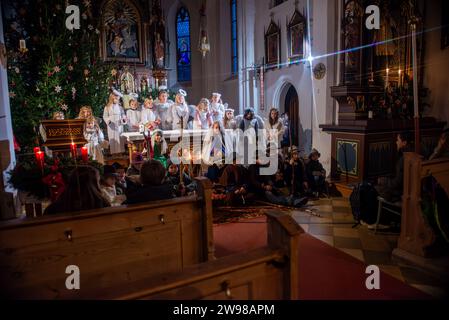 I bambini prendono parte a un gioco della Natività in una chiesa locale in Germania Foto Stock