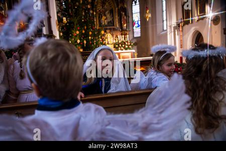 I bambini prendono parte a un gioco della Natività in una chiesa locale in Germania Foto Stock