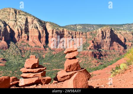 cairns in pietra costruiti da escursionisti sul versante della montagna di Bell Rock a Sedona, Arizona Foto Stock