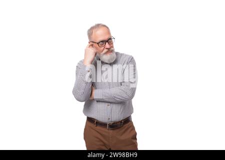 un uomo d'affari anziano di 60 anni con baffi e barba grigia che indossa occhiali sembra elegante e moderno Foto Stock