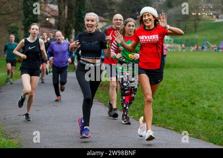 Chippenham, Wiltshire, Regno Unito. 25 dicembre 2023. I corridori sono fotografati mentre prendono parte a una corsa di 5 km nel parco di Monkton Park, Chippenham, il giorno di Natale di prima mattina. La partenza anticipata non ha fatto nulla per attenuare lo spirito natalizio delle 200-300 persone che hanno partecipato all'evento, molte delle quali si sono vestite con abiti eleganti. Credito: Lynchpics/Alamy Live News Foto Stock