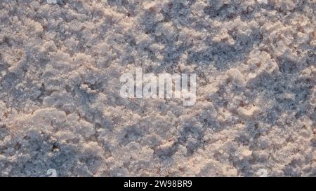 Primo piano del sale naturale. Superficie di un lago salato. Sfondo naturale. Formazioni naturali di cristalli di sale. Vista dall'alto sul lago di sale rosa Foto Stock