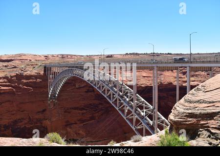 Vista del Glen Canyon Dam Bridge costruito sul fiume Colorado Foto Stock