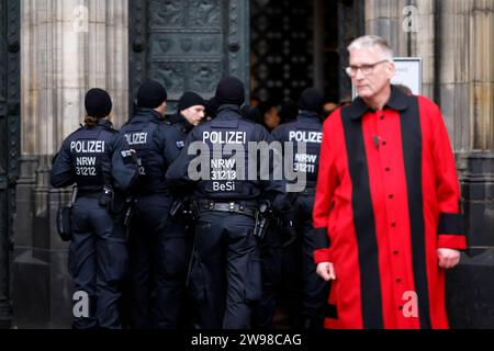 Terroralarm zu Weihnachten: Rund um den Kölner Dom sind Polizisten in Stellung gegangen. Zuvor ging eine Terrorwarnung ein: Eine islamistische Terrorzelle des afghanischen ISIS-Ablegers ISPK habe über den Jahreswechsel u.a. in Köln Anschläge geplant. Zwei Personen sollen in Deutschland und Wien festgenommen worden Sein. Nachdem in der Nacht unter anderem Sprengstoff-Spürhunde im Dom eingesetzt wurden, kontrolliert die Polizei nun alle Gottesdienstbesucher. Themenbild, Symbolbild Köln, 24.12.2023 NRW Deutschland *** allarme terroristico alla polizia di Natale hanno assunto posizioni intorno a Colonia Cathedr Foto Stock