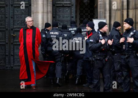 Terroralarm zu Weihnachten: Rund um den Kölner Dom sind Polizisten in Stellung gegangen. Zuvor ging eine Terrorwarnung ein: Eine islamistische Terrorzelle des afghanischen ISIS-Ablegers ISPK habe über den Jahreswechsel u.a. in Köln Anschläge geplant. Zwei Personen sollen in Deutschland und Wien festgenommen worden Sein. Nachdem in der Nacht unter anderem Sprengstoff-Spürhunde im Dom eingesetzt wurden, kontrolliert die Polizei nun alle Gottesdienstbesucher. Themenbild, Symbolbild Köln, 24.12.2023 NRW Deutschland *** allarme terroristico alla polizia di Natale hanno assunto posizioni intorno a Colonia Cathedr Foto Stock